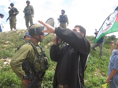 Manifestation et travail de la terre malgré le harcèlement de l'armée israélienne à Beit Ommar