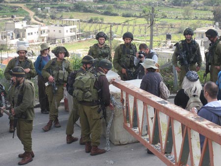Les forces israéliennes renforcent le bouclage de Beit Ommar, envisagent un blocus permanent et arrêtent 13 Palestiniens ce matin