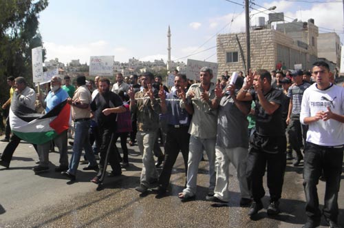 Beit Ommar déterminé dans son soutien aux prisonniers malgré les gaz lacrymogènes et le canon à son (vidéo)