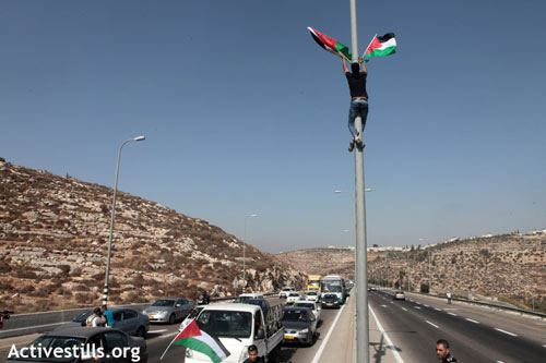 30 minutes d'espoir : Des Palestiniens et des internationaux bloquent la route 443 pour protester contre la violence des colons, 16.10.2012