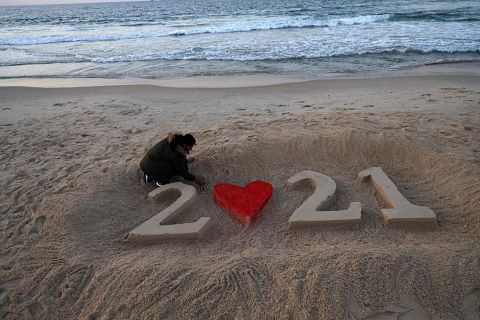 Bonjour de la Palestine occupée, bonjour de Gaza la vie 
Les amis, les solidaires partout dans le monde : Bonne année 2021, 
excellentes fêtes 