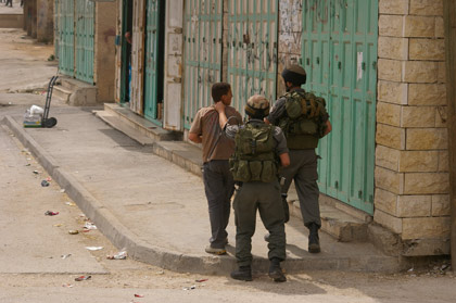Les forces israéliennes bloquent Beit Ommar et se servent d'un jeune comme bouclier humain