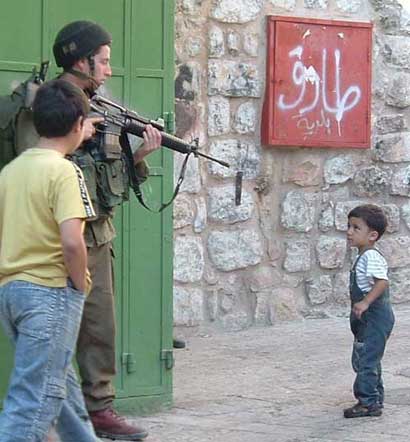 Comment pouvez-vous expliquer à un enfant palestinien qu’il doit rationner sa consommation d'eau potable pour qu’un Israélien puisse nager ?