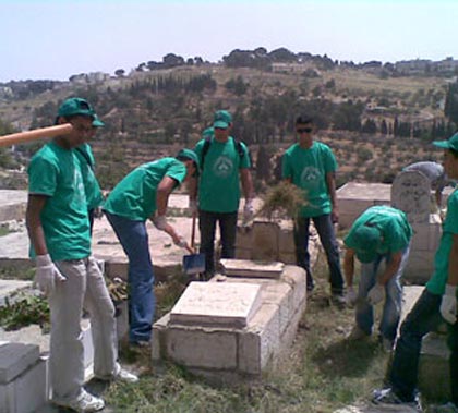 Un camp de jeunesse commémore la Naqba, nettoie un cimetière et va à la Mosquée Al-Aqsa ; 5 étudiants arrêtés