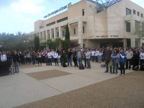 Les étudiants arabes forcés de rester debout pendant la cérémonie israélienne du Jour du Souvenir