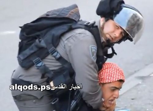 Des soldats se prennent en photos en train de brutaliser un enfant blessé (vidéo)