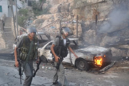 Les gardes armés des colons attaquent une mosquée à Wadi Hilweh, et tirent sur les habitants palestiniens