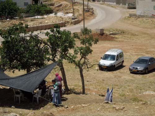 Des colons préparent la construction d’une route et installent une tente sur des terres palestiniennes à Hébron