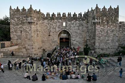 La police israélienne empêche des étudiants d’entrer à Al-Aqsa ; des centaines de Palestiniens dans la Vieille Ville pour célébrer Al-Quds Capitale de la Culture Arabe