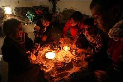 L'obscurité règne dans la ville de Gaza après la coupure de l'électricité par l'occupation