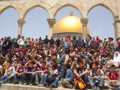 Des milliers d’enfants se rassemblent à Jérusalem Est, les forces israéliennes empêchent qu’ils emmènent des peintures