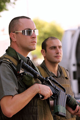 Des dizaines de captifs blessés dans la prison d'Ofer après les attaques des soldats sionistes