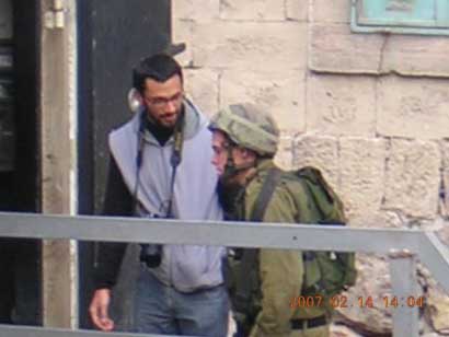 Les Forces d'Occupation Israélienne arrêtent un jeune d'Hébron en utilisant les photos d'un photographe-collaborateur