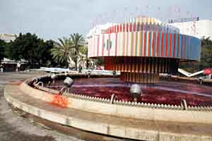 Deux fontaines de Tel Aviv peintes en rouge pour protester contre le massacre des Palestiniens