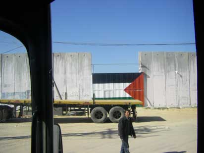 Est-ce que Gaza peut être reconstruite par les tunnels ? Le blocus continue : Pas d’approvisionnement, Pas de reconstruction !