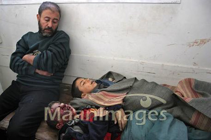 11 janvier, 16ème jour, début d’après-midi. 25 morts de plus, et au moins 80 blessés par des armes nouvelles - les troupes au sol avancent au sud de Gaza ville ; les attaques aériennes frappent le sud de la Bande pendant la nuit. 881 morts au total