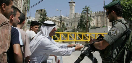 Des colons empêchent les fidèles d'aller à la Mosquée Ibrahimi d'al-Khalil