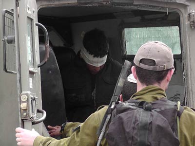 L'armée d'occupation arrête une Palestinienne et 3 enfants à Hébron/al-Khalil (vidéo)