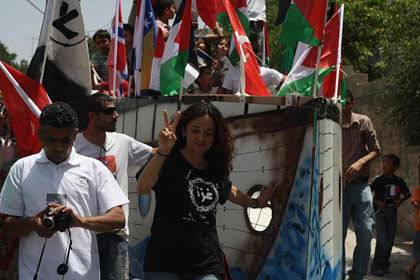 Israël arrête la présidente du Free Gaza Movement - mise à jour samedi 5 : les autorités sionistes ont libéré Huwaida Arraf.