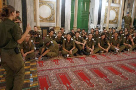 L'occupation ferme la mosquée Ibrahim aux Musulmans et l'ouvre aux colons israéliens