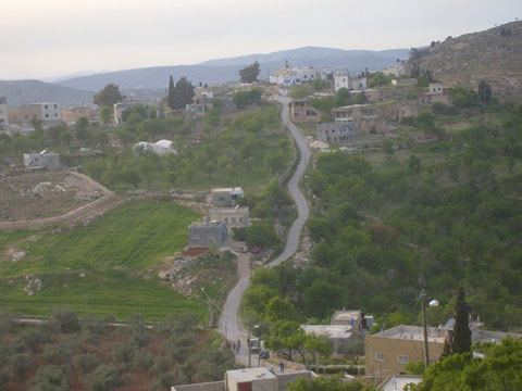 Des colons attaquent Jalud et demandent aux villageois de quitter le village
