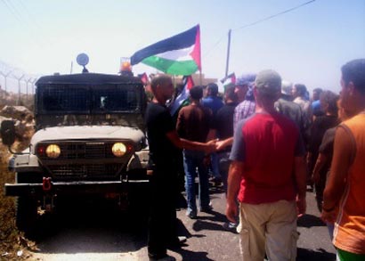 La manifestation d'Umm Salamuna se déroule bien malgré l'interférence des Forces d'Occupation Israélienne
