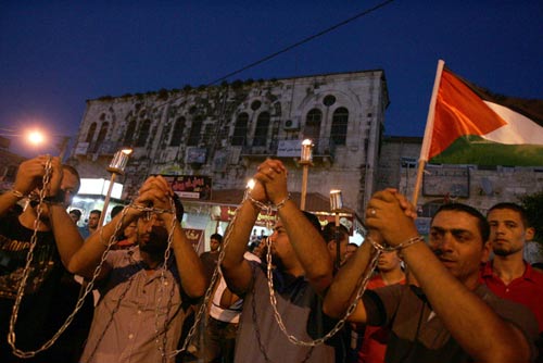 La visite de 'Molkho' à Ramallah Occupée pendant la grève des prisonniers politiques