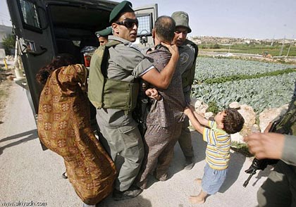 Khaled Jaber (5 ans) témoin de l'arrestation de son père Fadel par la police des frontières sioniste dans le village de Baka aux environs de Al Khalil en Cisjordanie, lundi 2 août.