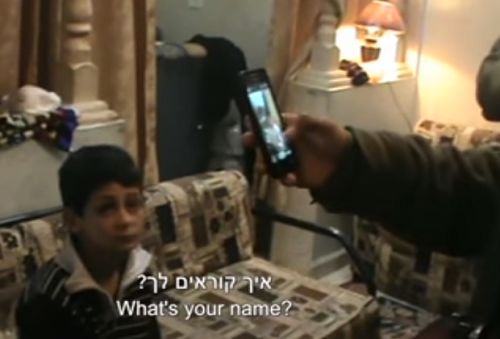 Vidéos : Des soldats israéliens masqués surgissent en pleine nuit chez des Palestiniens pour interroger leurs enfants