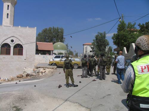 Les tentatives de l'armée israélienne pour écraser la résistance à Kufr Qaddum : 2 Palestiniens et 4 internationaux arrêtés (mise à jour le 24.09)