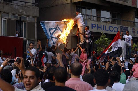 L\'ambassade israélienne du Caire prise pour cible (vidéo)