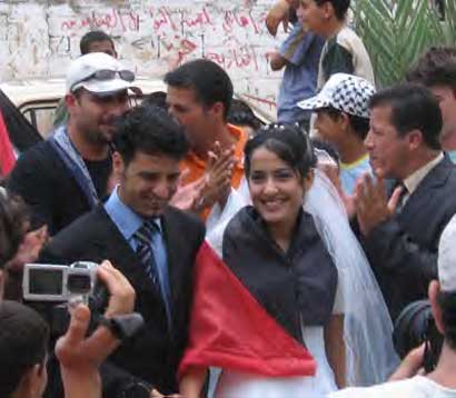 Mariage de deux militants palestiniens à l’ombre du mur