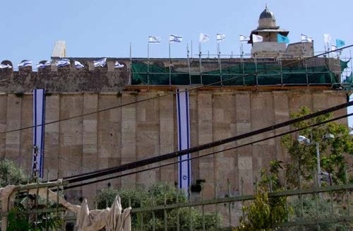 Des colons hissent des drapeaux sionistes sur la Mosquée d’Ibrahim