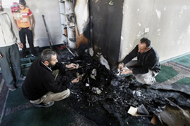 Des terroristes juifs incendient une mosquée en Cisjordanie et griffonnent des slogans nazis