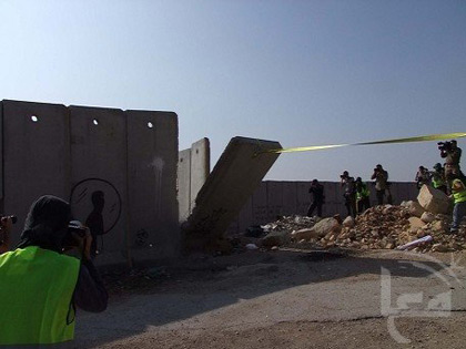 Pour fêter Berlin, des Palestiniens font une brèche dans le mur d’Israël (vidéo)