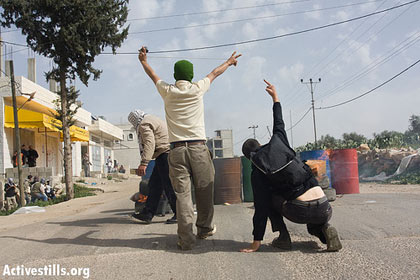 Les forces israéliennes kidnappent 4 habitants de Ni’lin