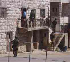 Les soldats arrêtent un homme à Beit Ommar parce qu'il leur 'parlait mal'