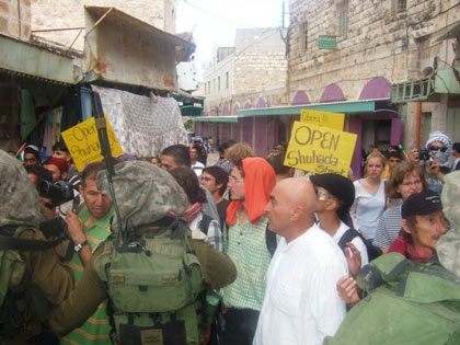Par leur manifestation hebdomadaire pour la réouverture de la Rue Shuhada, la Jeunesse contre les Colonies appelle à l’accélération de la lutte contre les colonies à Hébron