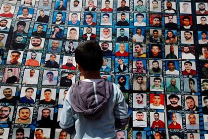Les familles des prisonniers palestiniens dans les geôles israéliennes : « Nos fils ne sont pas des terroristes, les véritables terroristes sont les sionistes tueurs d’enfants. »