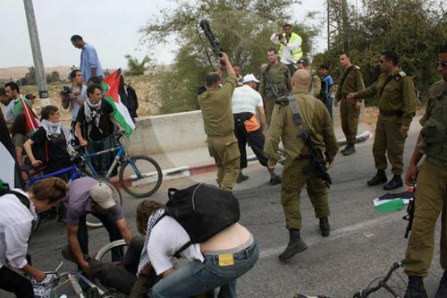 Les cyclistes attaqués par un soldat israélien dans la Vallée du Jourdain intentent une action en justice