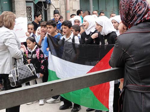Hébron : des enseignants font cours au checkpoint 56 (vidéos), les élèves manifestent, la police sioniste intervient
