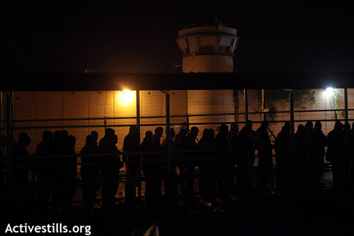 'Zone humaine !' 22.11.2011, 5h/7h du matin, les travailleurs palestiniens traversent le checkpoint de Qalqiliya