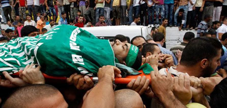 Un résistant Qassam tué et trois autres blessés par une frappe aérienne à Gaza