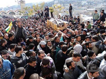 4000 personnes accompagnent les funérailles de Qawasmi, assassiné à Hébron la veille