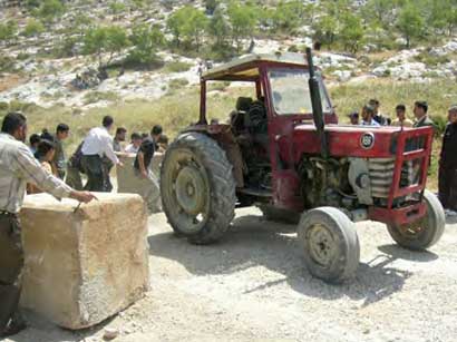 Retrait de deux barrages routiers à Asira al Shamaliya