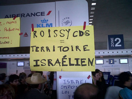 Vendredi 8 juillet - la pieuvre sioniste a lancé ses tentacules dans tous les aéroports européens. En Palestine occupée, au moins 34 de nos camarades arrivés à Ben Gourion ont été transférés à la prison Givon de Ramla (près de Tel Aviv)