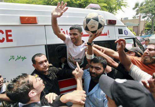 Après 3 ans de détention illégale dans les geôles sionistes et 94 jours de grève de la faim, Mahmoud al-Sarsak est libre (vidéo)