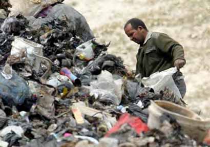 Les Palestiniens forcés de récupérer la nourriture dans les décharges à ordures