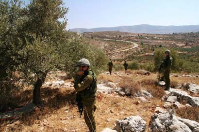 Des soldats des Forces d'Occupation torturent un adolescent sur de fausses accusations