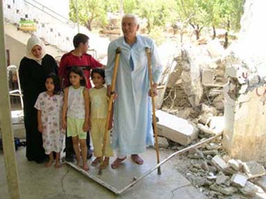 L'armée israélienne démolit une maison et menace des familles à As Sawiya.